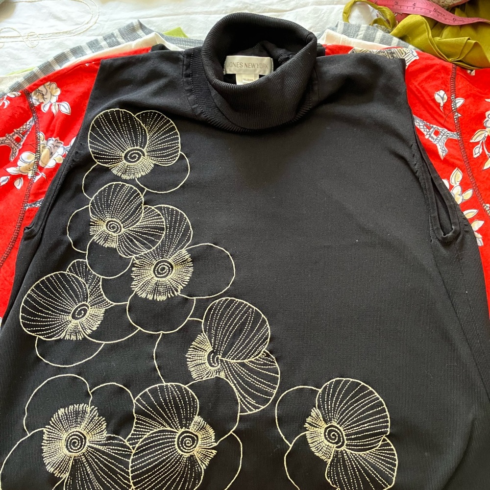 Jones New York Black Floral Blouse